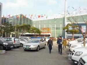 행사장 밖 경찰버스